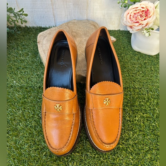 Tory Burch
Classic leather loafers sugar brown women size 7 gently used - Picture 12 of 16